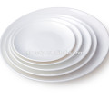 assiettes en porcelaine blanche